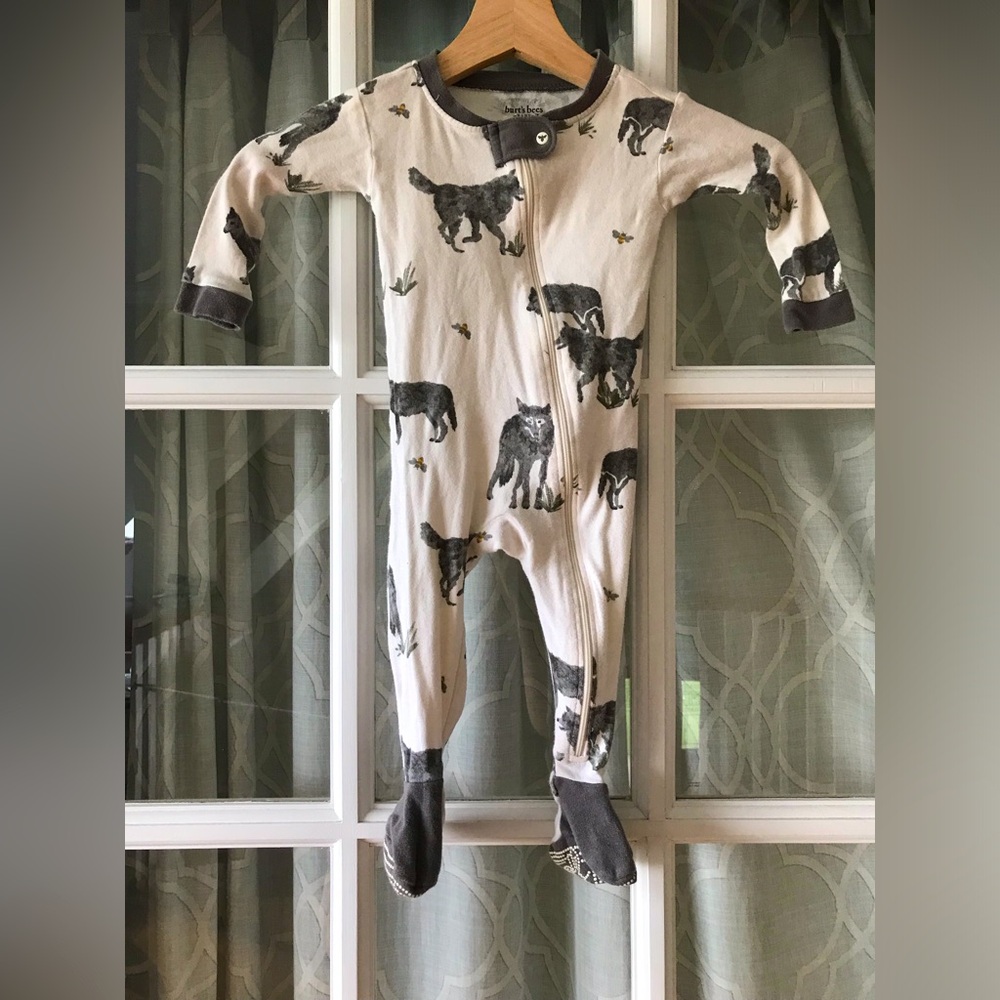 Burt’s Bees size 6-9 months zip-up footie, wolves on creamy white background EUC